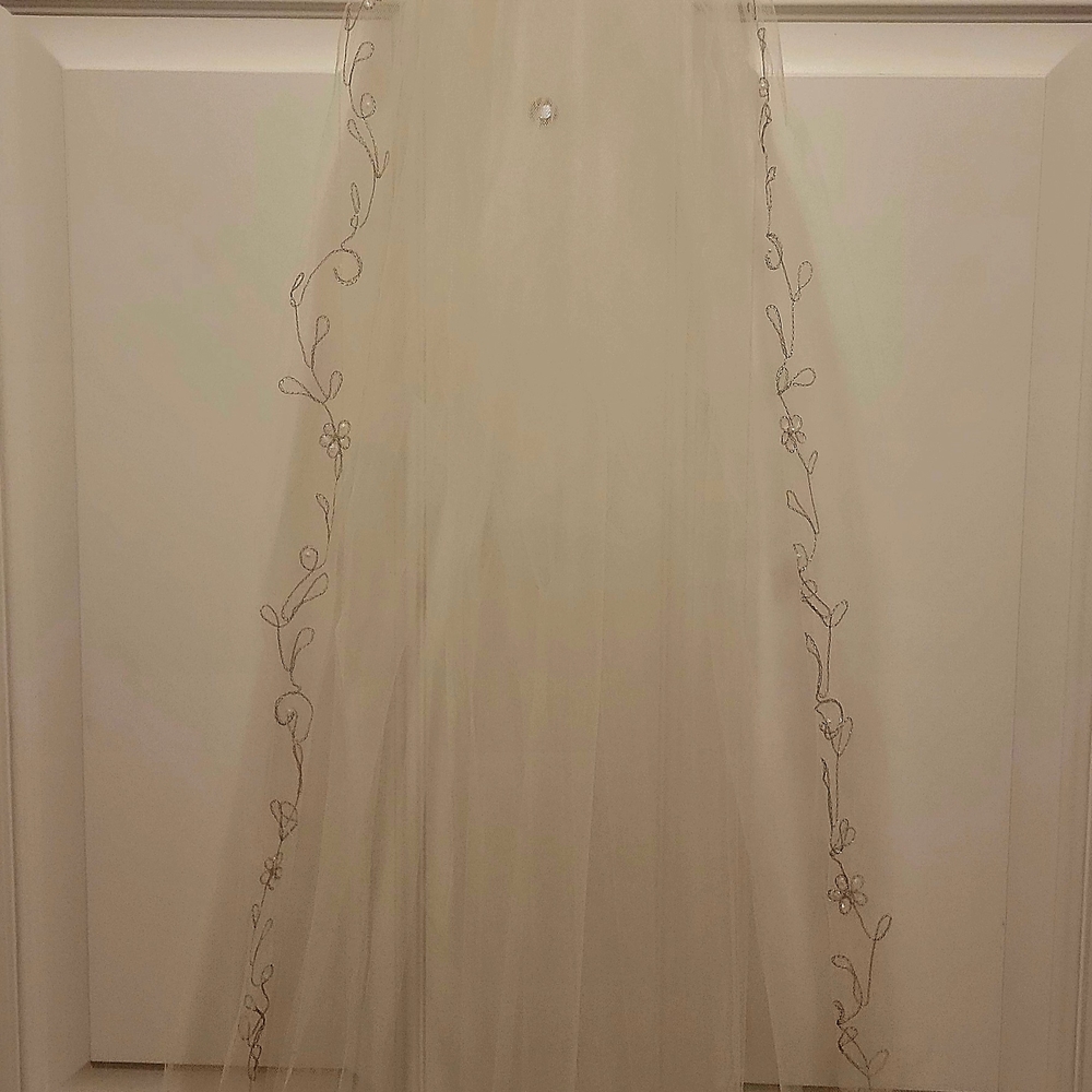 Elegant Cream Floral Embroidered Veil